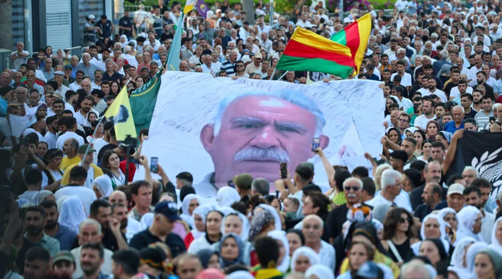 مسيرة نظمها حزب «الديمقراطية والمساواة للشعوب» المؤيد للأكراد بمدينة مرسين جنوب تركيا يوم 27 يونيو الماضي للمطالبة بإطلاق سراح زعيم «حزب العمال الكردستاني» عبد الله اوجلان (حساب الحزب على إكس)