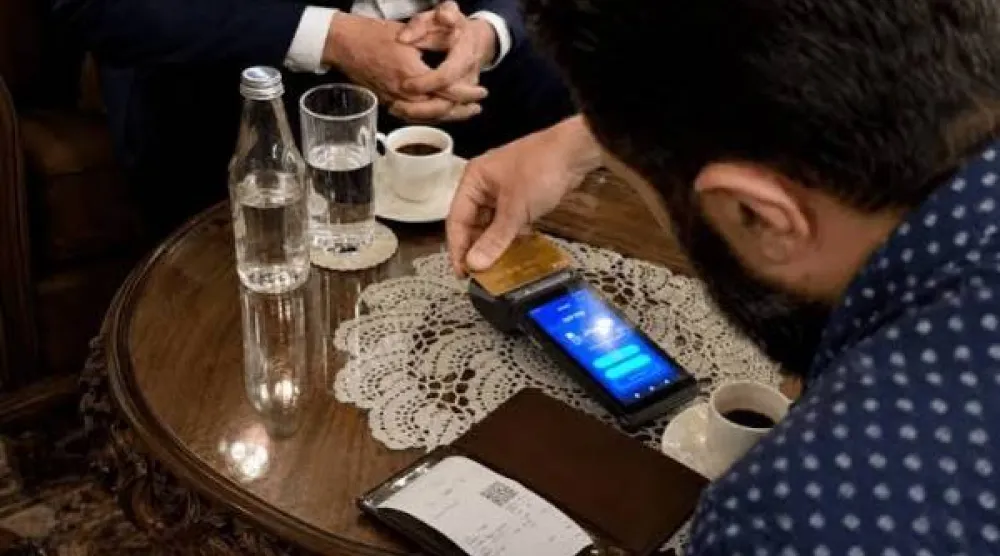 إجراء الرئيس السوري أحمد الشرع أول عملية دفع إلكتروني باستخدام بطاقة «فيزا» مقابل قهوته في أحد مقاهي دمشق القديمة فجر الخميس (مقتطعة من فيديو)