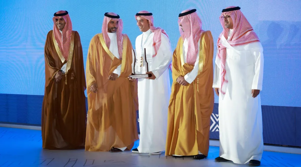 أمين منطقة عسير المهندس عبد الله بن مهدي الجالي خلال تكريمه شركة «التضامنية» (الشرق الأوسط)