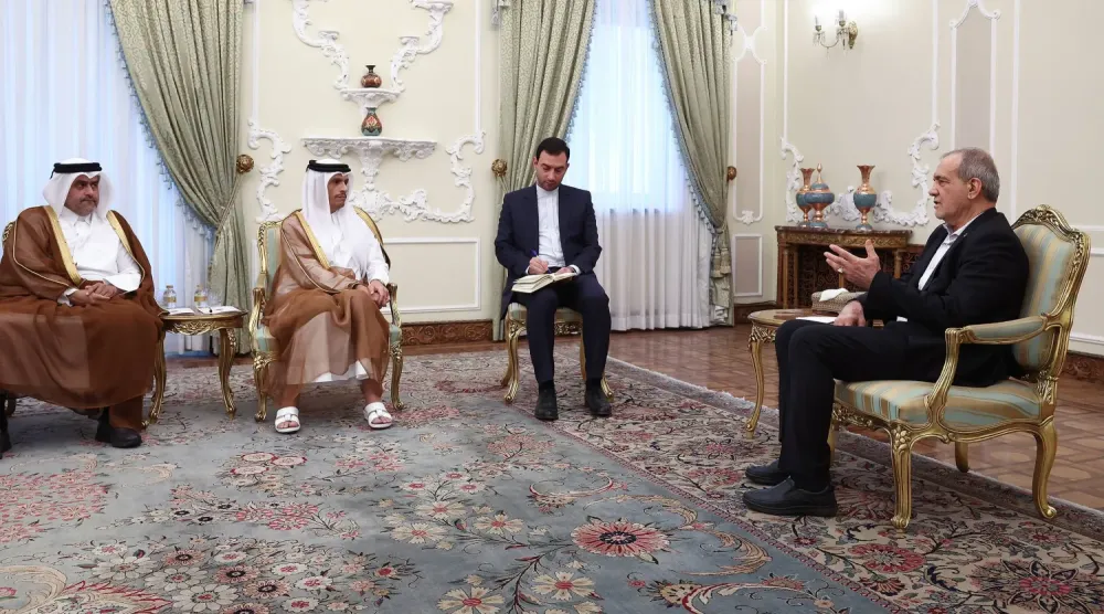 Pezeşkiyan, Perşembe günü Tahran’da Katar Başbakanı ve Dışişleri Bakanı Muhammed bin Abdurrahman Al Sani ile görüşürken (İran Cumhurbaşkanlığı)