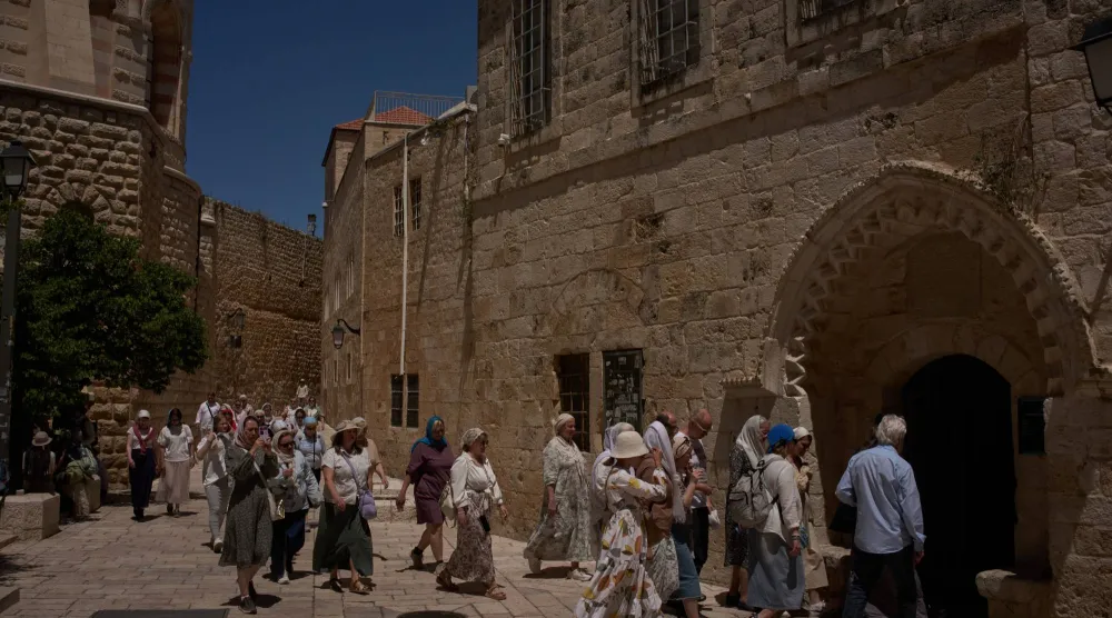 حجاج مسيحيون يزورون العلية في القدس في 1 مايو 2026 أثناء مرورهم بالموقع الذي تعرضت فيه راهبة لهجوم من مستوطن إسرائيلي (أ.ب)