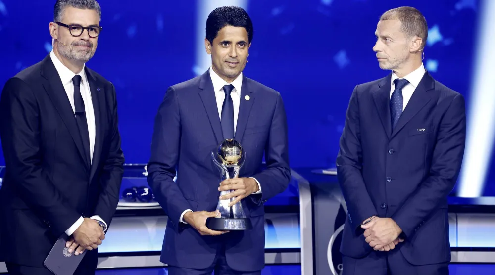 ألكسندر تسيفرين يسلّم ناصر الخليفي جائزة «الاحترام: ما وراء اللعبة» لعام 2026 نيابة عن قائد باريس سان جيرمان ماركينيوس بحضور مقدم القرعة بيدرو بينتو (إ.ب.أ)