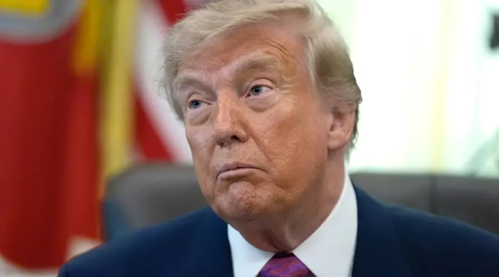 ABD Başkanı Donald Trump, Oval Ofis'te bir gazetecinin sorusunu dinliyor (AP)