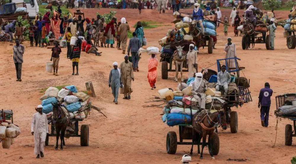 أرشيفية تُظهر سودانيين يفرون من العنف في دارفور إلى مدينة أدري التشادية (رويترز)