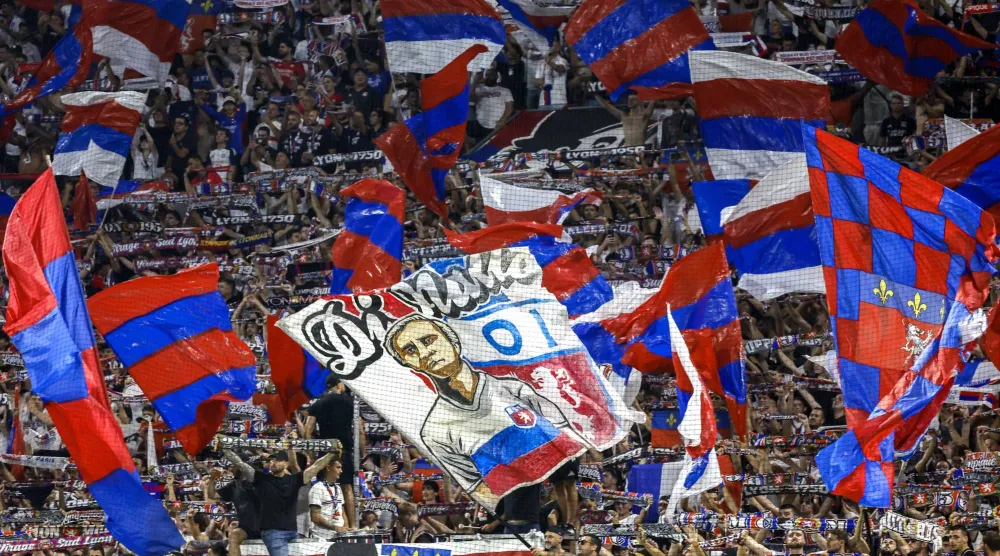 جماهير ليون قبل مواجهة فريقها أمام فنربخشة في إياب الملحق المؤهل إلى دوري أبطال أوروبا (إ.ب.أ)