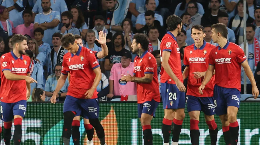 لاعبو أوساسونا يحتفلون بتسجيل الهدف الثاني أمام سيلتا فيغو خلال مواجهة الفريقين في الدوري الإسباني (إ.ب.أ)