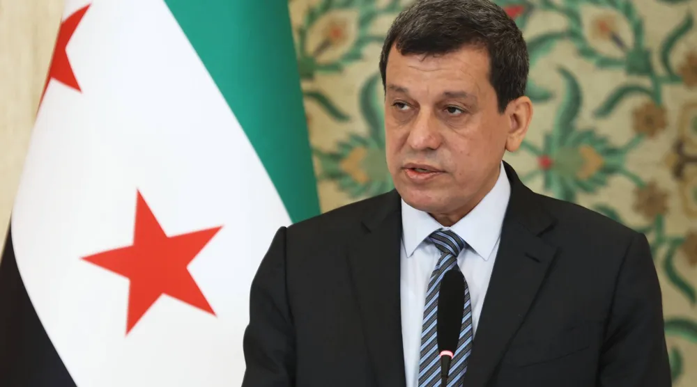قائد «قسد» مظلوم عبدي يتحدث في الصر الرئاسي السوري في دمشق (أ.ب)