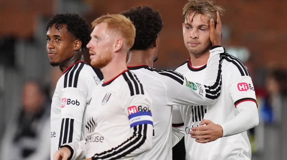 إميل سميث روي، لاعب فولهام، يحتفل مع زملائه بتسجيل الهدف الأول أمام ويمبلدون (د.ب.أ)