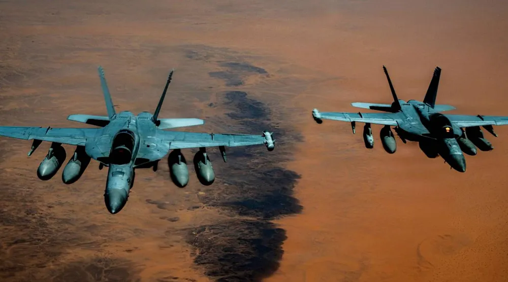  صورة نشرتها قيادة «سنتكوم» أمس لمقاتلتين أميركيتين من طراز «EA-18G» للحرب الإلكترونية تُحلّقان في المنطقة (سنتكوم)