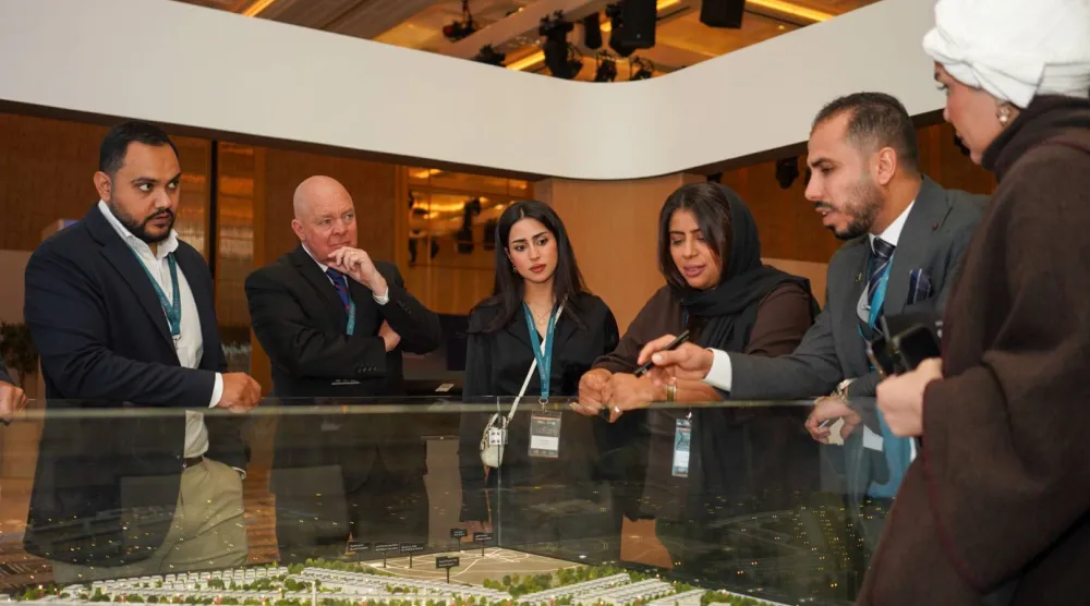 مشاركون في معرض العقارات السعودية الفاخرة بلندن يستمعون إلى شرح حول أحد المشروعات (الشرق الأوسط)
