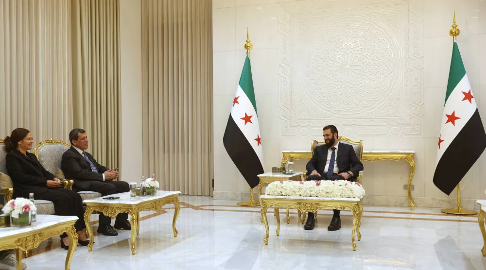 الرئيس السوري أحمد الشرع خلال لقاء مع مظلوم عبدي وإلهام أحمد بقصر الشعب في دمشق في 28 أغسطس الحالي (أ.ب)