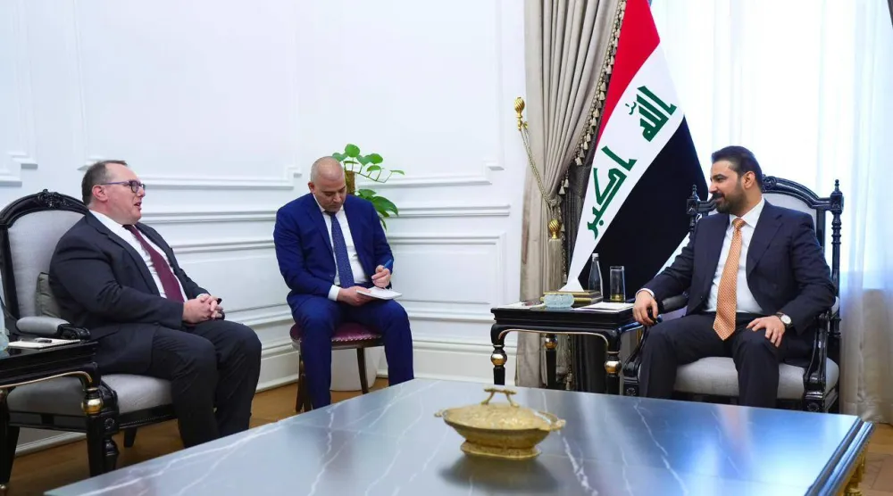 رئيس الحكومة العراقية علي الزيدي خلال لقائه القائم بأعمال السفارة الأميركية جوشوا هاريس (إعلام حكومي)