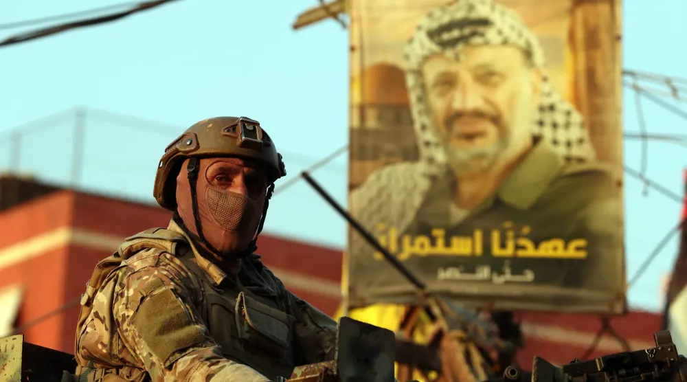 عنصر في الجيش اللبناني فوق آلية عسكرية على مدخل مخيم برج البراجنة للاجئين الفلسطينيين جنوب بيروت (أرشيفية - إ.ب.أ)