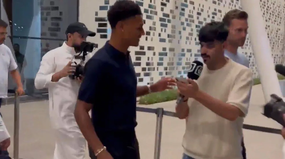 واتكينز محاطاً بالإعلاميين لحظة وصوله (الشرق الأوسط)