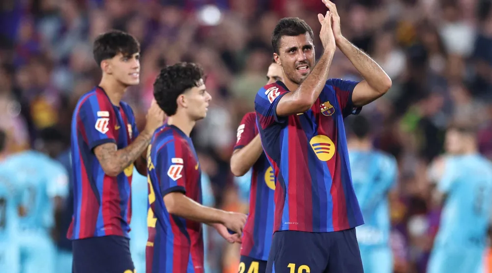 رودري بعد مشاركته للمرة الأولى بقميص برشلونة وسط استقبال حار من جماهير الفريق الكاتالوني (أ.ف.ب)