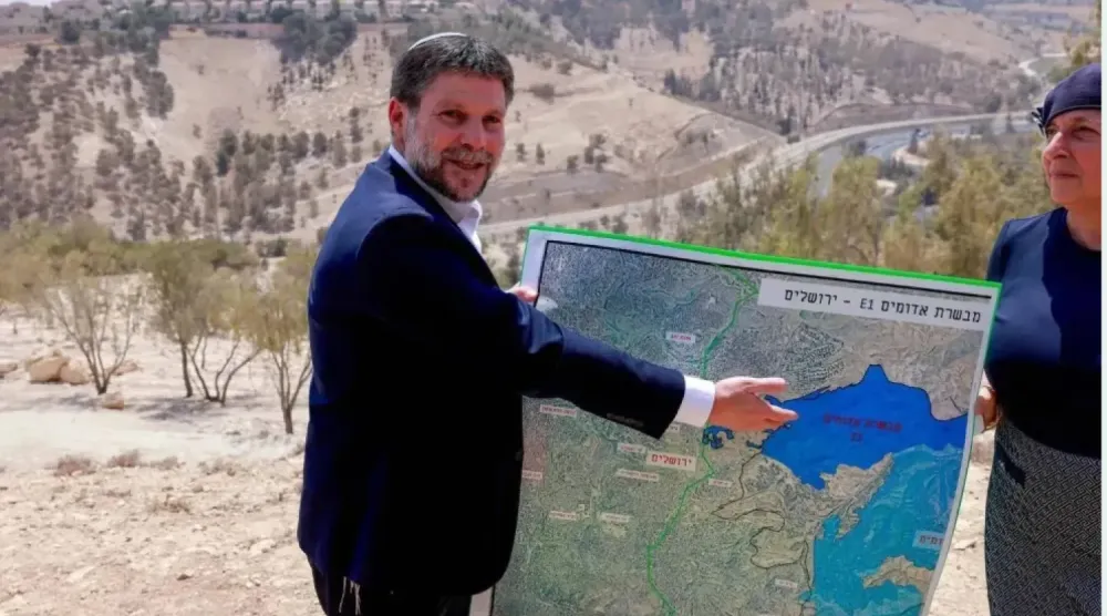 İsrail’in aşırı sağcı Maliye Bakanı Bezalel Smotrich, Batı Şeria’daki “E1” yerleşim planının haritasını incelerken (Arşiv- AFP)