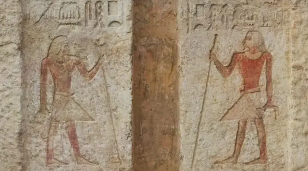 الكشف الأثري تضمَّن رسوماً ونقوشاً جنائزية (وزارة السياحة والآثار)