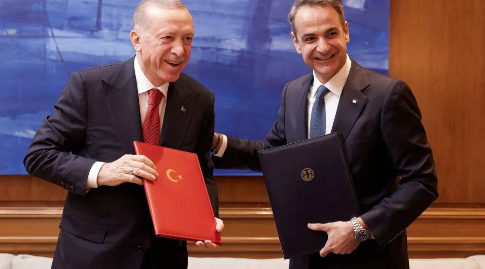 وقّع الرئيس التركي رجب طيب إردوغان ورئيس الوزراء اليوناني كيرياكوس ميتسوتاكيس إعلان أثينا للعلاقات الودية وحسن الجوار بين بلديهما في 7 ديسمبر 2023 (إ.ب.أ)