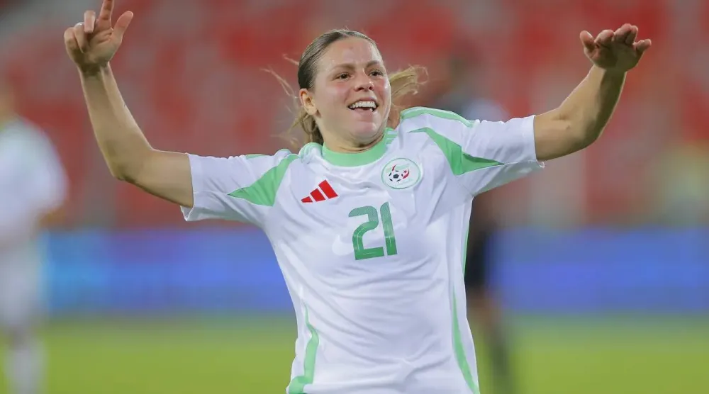 نجمة منتخب الجزائر مارين دافور (كاف)