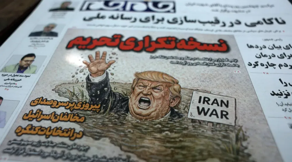 İran’ın günlük gazetesi Cam-ı Cem’de Trump’ın karikatürü ve ‘Tekrarlanan Yaptırımlar’ başlığı yer aldı. (EPA)