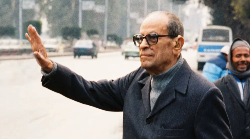 قراءة حصاد عدة سنوات من المقالات يسهِّل رصد الفرق بين محفوظ الروائي المبدع ومحفوظ كاتب العمود الصحافي