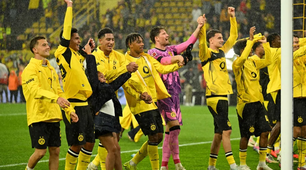 لاعبو دورتموند يحتفلون مع جماهيرهم بعد الفوز (أ.ف.ب)