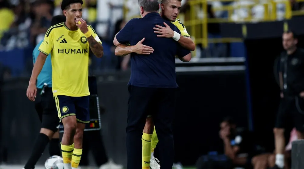 مدرب النصر يحتضن رونالدو لحظة تغييره في مباراة التعاون (رويترز)