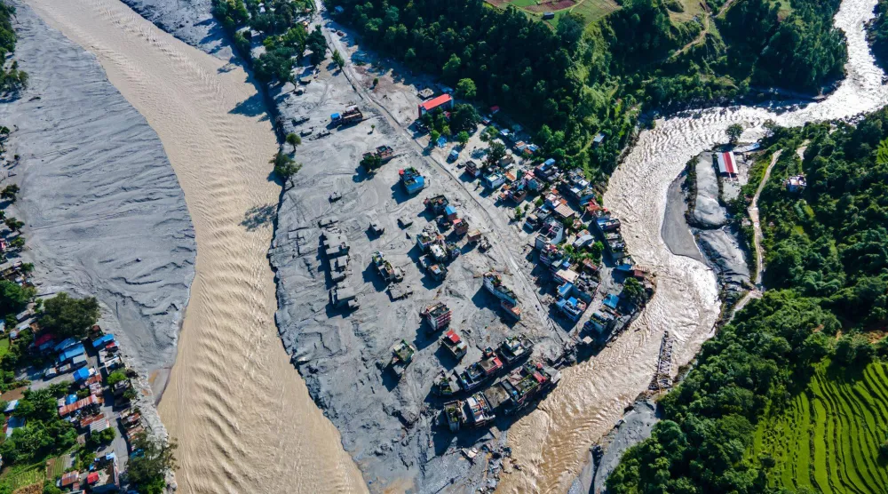 صورة جوية تظهر آثار الفيضانات الهائلة التي اجتاحت نهر بوتيكوشي والتي أثَّرت على المناطق المنخفضة والمستوطنات القريبة من ضفاف النهر في نيبال (د.ب.أ)