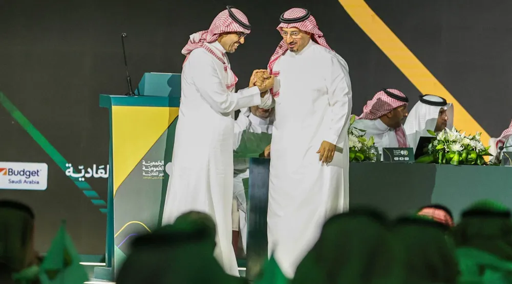 ياسر المسحل وبدر الرزيزاء يحييان بعضهما عقب التزكية (سعد العنزي)