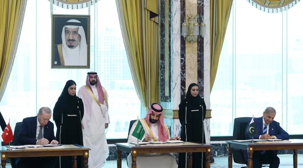 الأمير محمد بن سلمان والرئيس التركي رجب طيب إردوغان ورئيس الوزراء الباكستاني شهباز شريف خلال توقيع «اتفاقية مكة للدفاع المشترك» في 7 أغسطس (الرئاسة التركية)