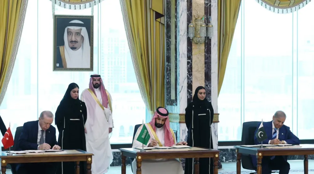 Veliaht Prens Muhammed bin Selman, Türkiye Cumhurbaşkanı Recep Tayyip Erdoğan ve Pakistan Başbakanı Şahbaz Şerif, 7 Ağustos’ta Mekke Ortak Savunma Anlaşması’nı imzalarken (Türkiye Cumhurbaşkanlığı)