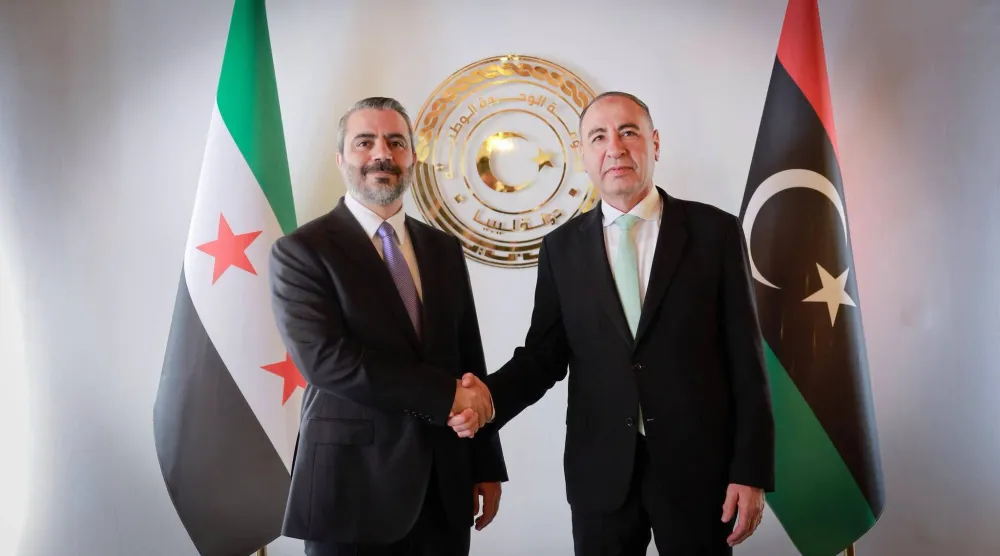 الشيباني يلتقي في العاصمة الليبية طرابلس المكلف بتسيير أعمال وزارة الخارجية والتعاون الدولي الطاهر الباعور (الخارجية السورية)