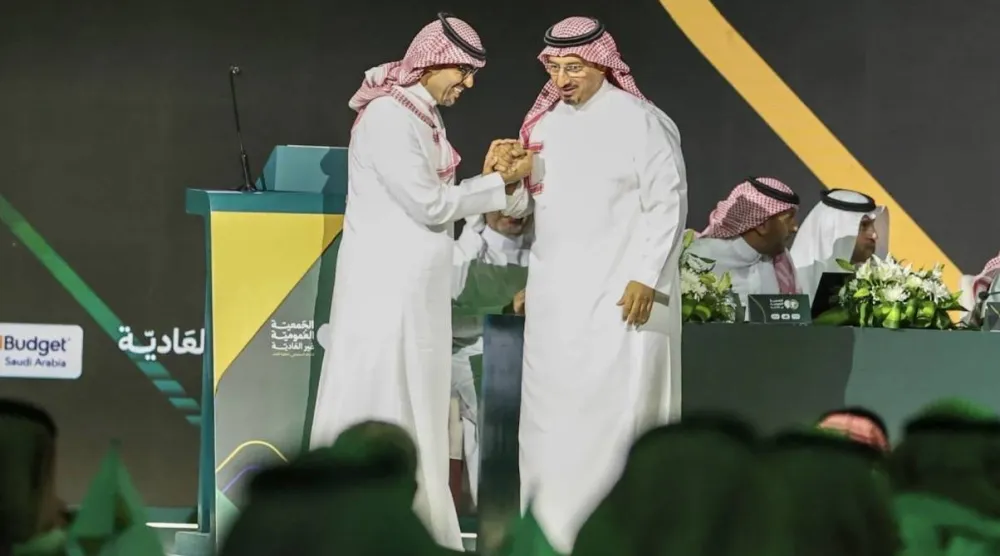 ياسر المسحل وبدر الرزيزاء يحييان بعضهما عقب التزكية (سعد العنزي)