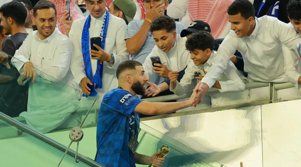 بنزيمة لحظة التتويج بكأس الملك مع الهلال في الموسم الماضي (رويترز)