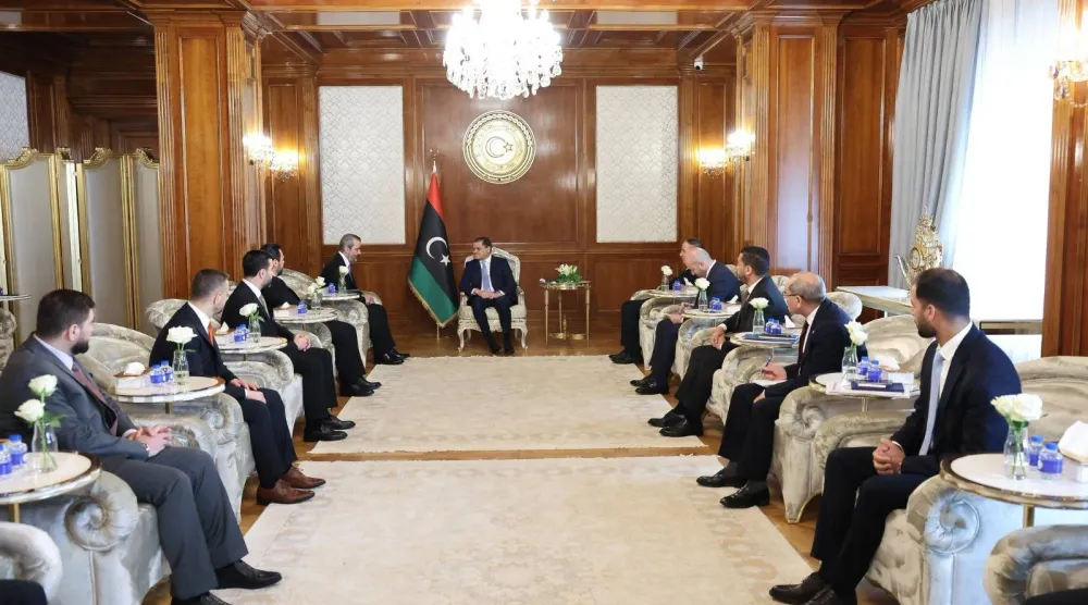 الدبيبة رئيس حكومة «الوحدة» خلال اجتماعه مع الشيباني وزير الخارجية والمغتربين السوري يوم الأحد (مكتب الدبيبة)