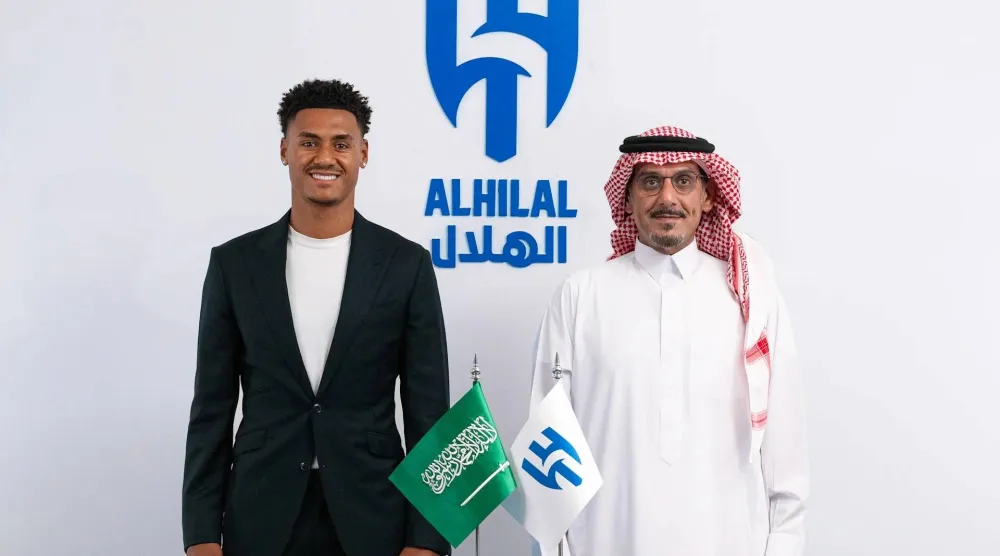 رئيس الهلال الأمير نواف بن سعد مع واتكينز بعد إتمام الصفقة (موقع نادي الهلال)