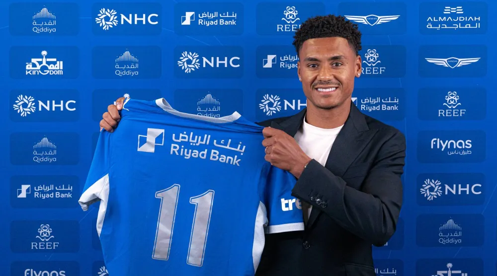 واتكينز يستعرض قميصه مع الهلال بعد إبرام الصفقة (موقع نادي الهلال)