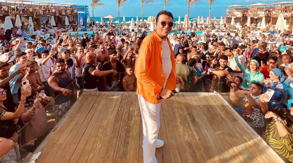 مصطفى كامل في حفل بالساحل (صفحته على «فيسبوك»)