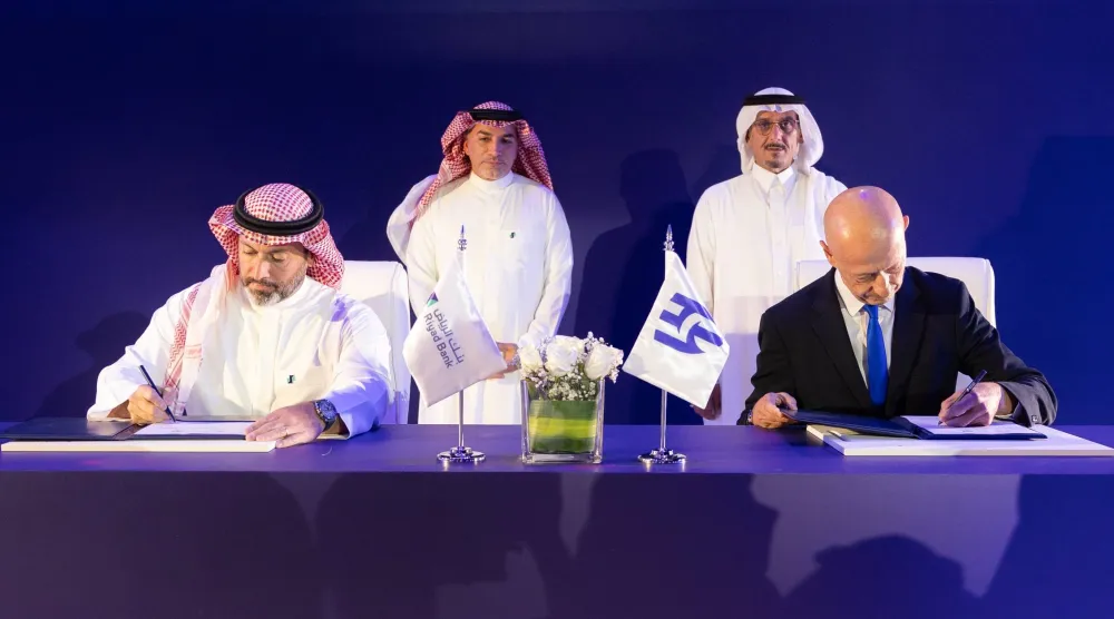لحظة توقيع عقد تجديد الشراكة (موقع نادي الهلال)