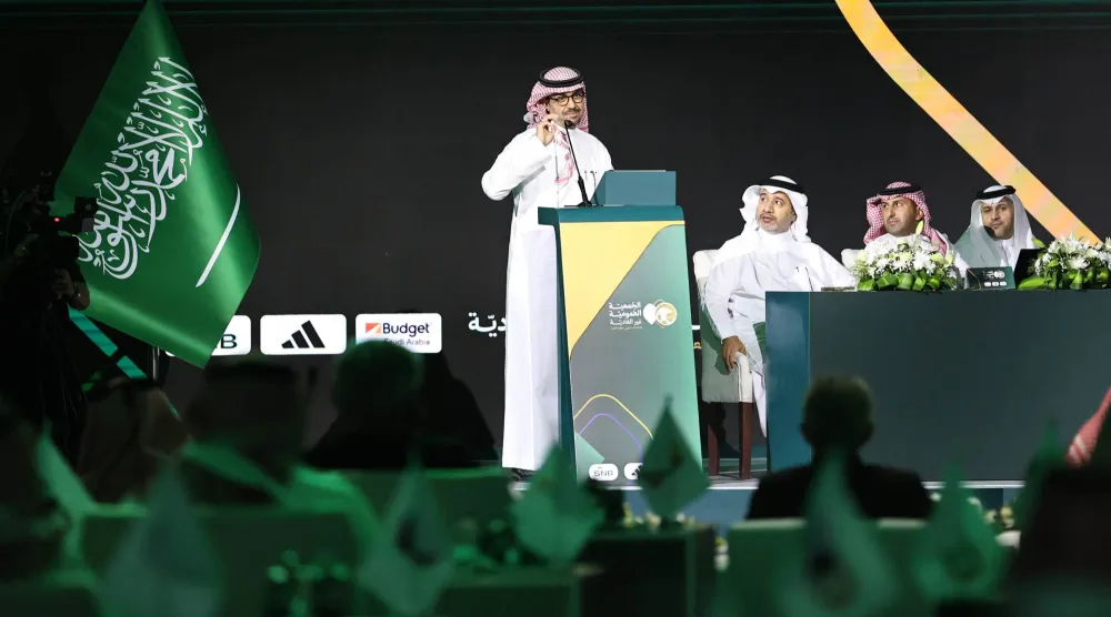 بدر الرزيزاء لحظة حديثه أمام الجمعية العمومية عقب تزكيته رئيساً لاتحاد القدم السعودي (سعد العنزي)