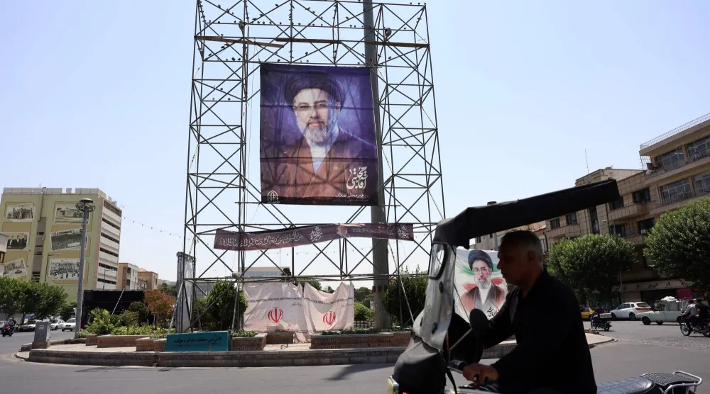 صورة كبيرة لمجتبى خامنئي في أحد شوارع طهران (إ.ب.أ)