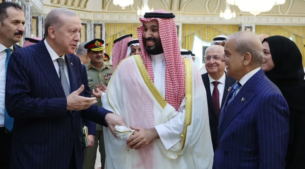 Prens Muhammed bin Salman, Erdoğan ve Şahbaz Şerif arasında “Ortak Savunma için Mekke Anlaşması”nın imzalanmasının ardından gerçekleşen samimi görüşme (Türkiye Cumhurbaşkanlığı)