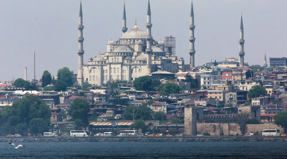 İstanbul’un simgelerinden, Mavi Cami olarak da bilinen Sultanahmet Camii’nin, Boğaz’da seyreden bir tekneden görünümü (AP)