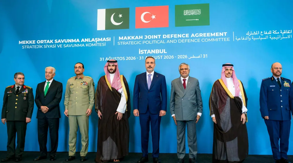 وزراء الخارجية والدفاع ورؤساء الأركان في السعودية وتركيا وباكستان في صورة جماعية قبل بدء اجتماعهم في إسطنبول اليوم (أ.ف.ب)