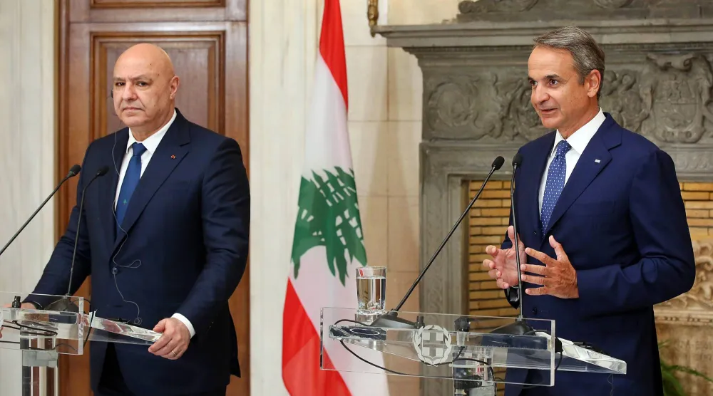 الرئيس اللبناني جوزيف عون ورئيس الوزراء اليوناني كيرياكوس ميتسوتاكيس خلال مؤتمر صحافي مشترك عقب اجتماعهما في أثينا باليونان (إ.ب.أ)