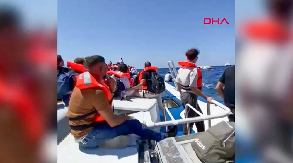 تُظهر هذه اللقطة المأخوذة من فيديو وزعته وزارة الشؤون الداخلية في 30 أغسطس 2026 ركاباً ينتظرون الإنقاذ في البحر بعد غرق العبّارة التي كانوا يستقلونها عقب مغادرتها ميناء كيرينيا في جمهورية شمال قبرص التركية (أ.ف.ب)