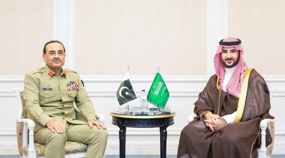 وزير الدفاع السعودي الأمير خالد بن سلمان لدى لقائه قائد الجيش الباكستاني عاصم منير في إسطنبول الاثنين (واس)