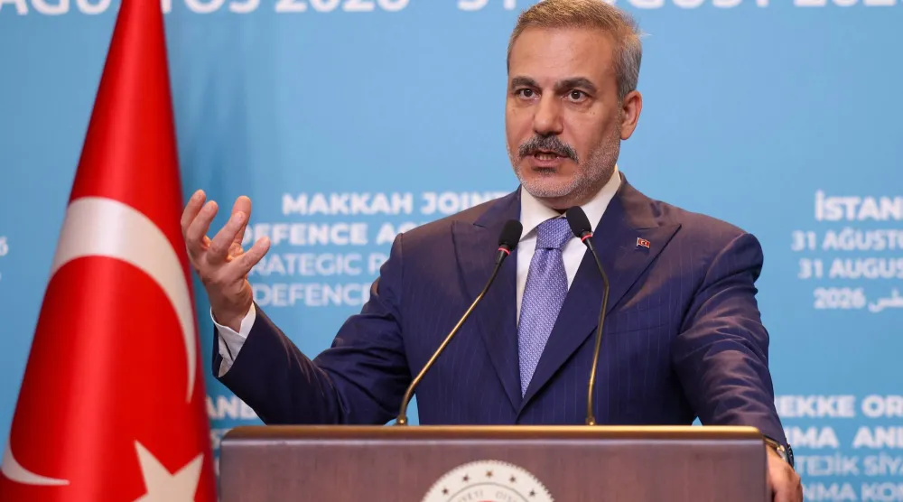 وزير الخارجية التركي هاكان فيدان يتحدث خلال مؤتمر صحافي عقب الاجتماع الأول للجنة المعنية باتفاقية الدفاع المشترك «اتفاقية مكة للدفاع المشترك» في إسطنبول 31 أغسطس 2026 (رويترز)