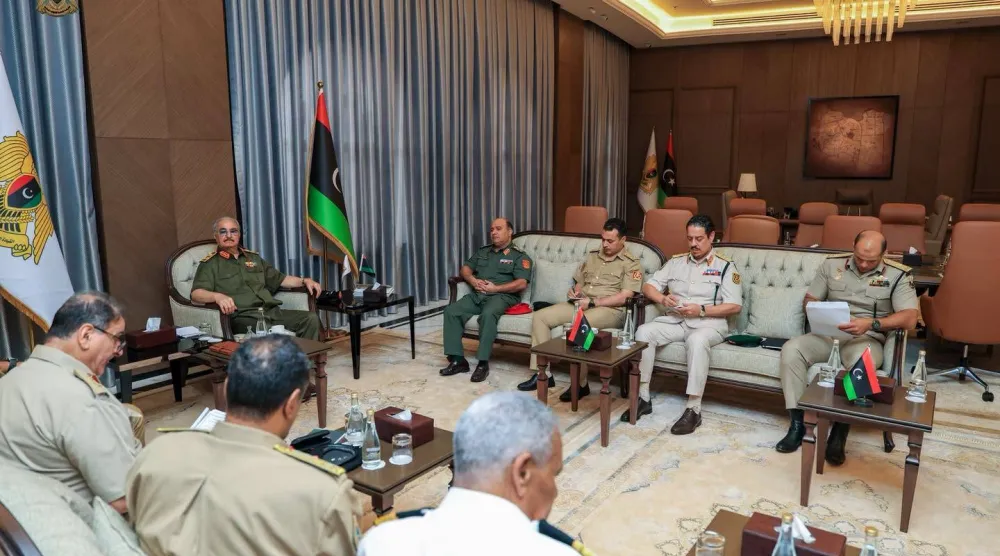 المشير خليفة حفتر القائد العام لـ«الجيش الوطني» الليبي خلال اجتماع مع رؤساء الأركان (القيادة العامة)