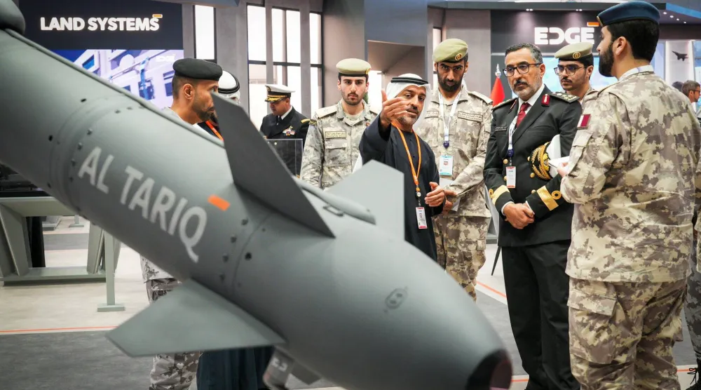 مقذوفات «الطارق» الموجهة أحد منتجات شركة «إيدج» الإماراتية كما تظهر خلال أحد معارض الدفاع (حساب شركة «إيدج» عبر منصة «إكس»)